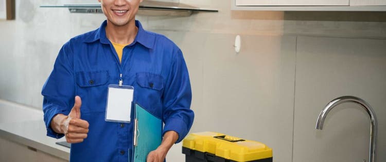 teknisi yang mengacungkan jempol