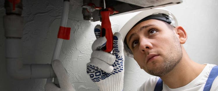 orang yang memperbaiki water heater