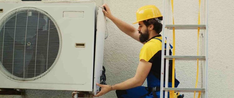 teknisi sedang memeriksa unit outdoor AC