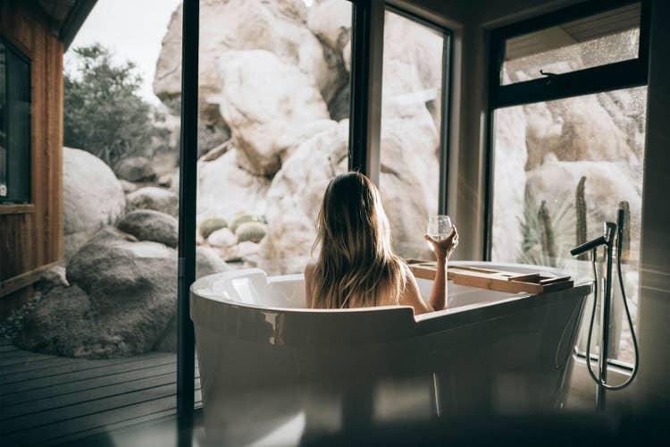 Mandi Air Hangat dengan Garam, Ritual Relaksasi dan Kesehatan Kulit