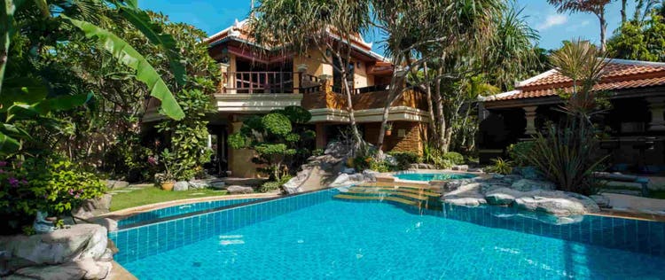 Cara Membuat Kolam Renang Minimalis dengan Bali Vibes: Hadirkan Suasana Tropis di Hunianmu