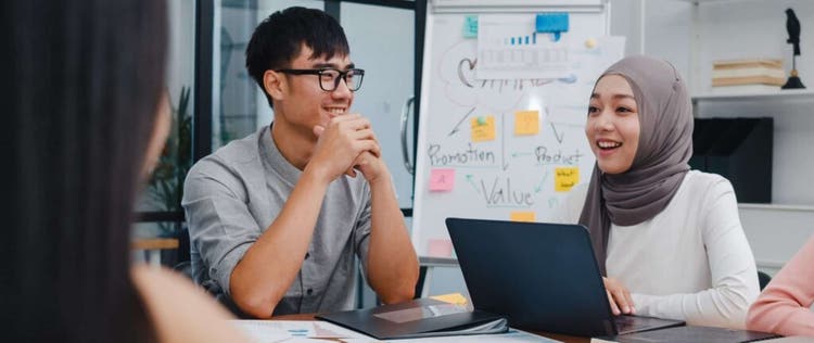 di ruang rapat seorang pria menatap teman wanitanya sambil tersenyum