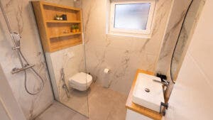 5 Item ini Wajib Tersedia Di Dalam Desain Kamar Mandi Minimalis 2×3