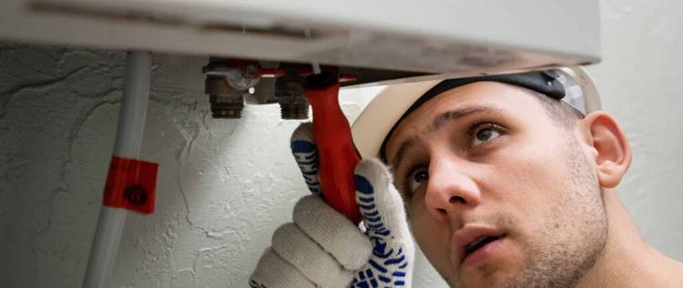 teknisi yang memperbaiki water heater