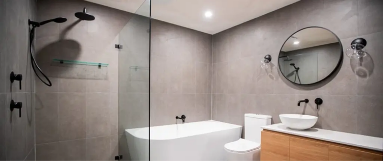 Kamar mandi dengan dua jenis shower head