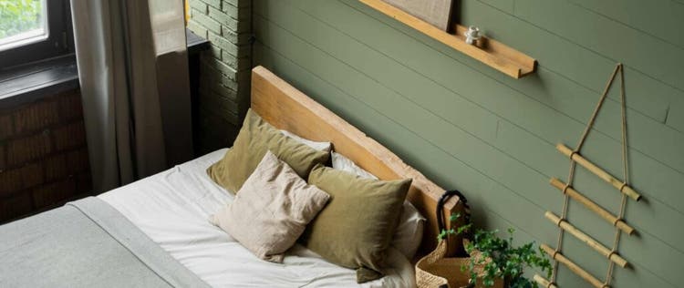 kamar tidur nuansa sage dengan elemen kayu