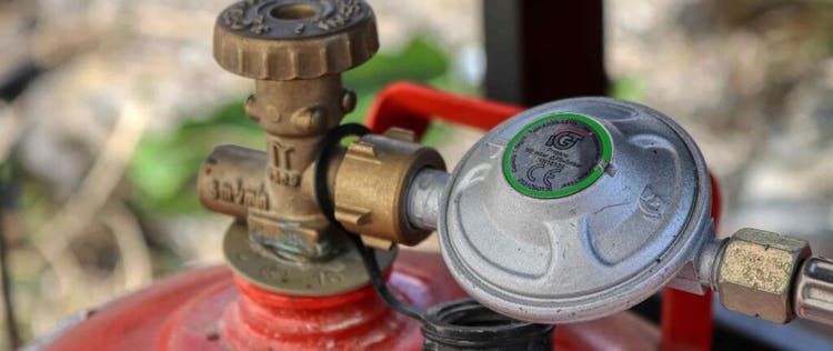 tabung gas dengan regulator yang terpasang
