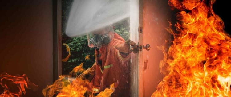 pemadam kebakaran sedang memadamkan api di dalam rumah