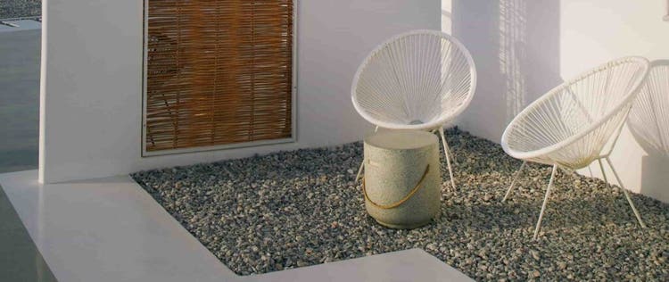 rumah dengan meja dan kursi di teras minimalis boho
