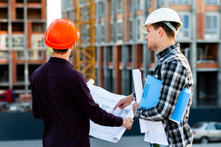 Dua pria di construction site