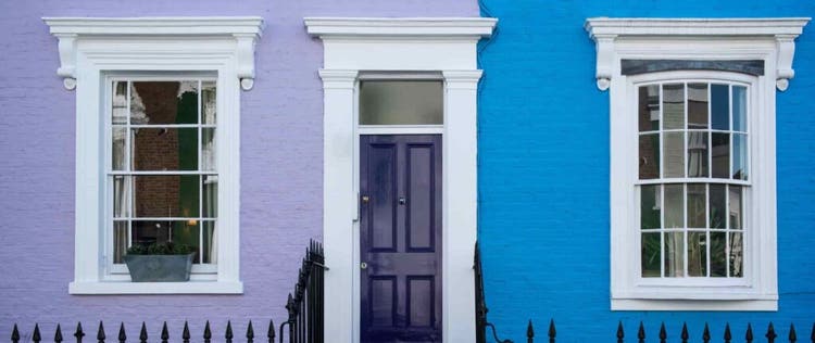 rumah dengan cat warna biru dan ungu