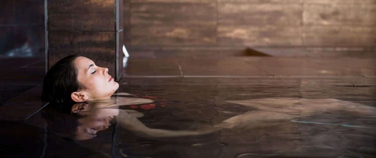 wanita berendam di dalam bathtub