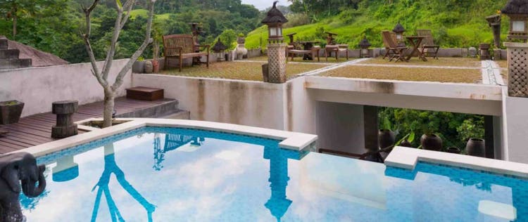 kolam renang minimalis di rooftop