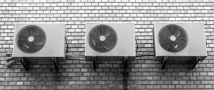 Unit outdoor AC terpasang di dinding luar bangunan