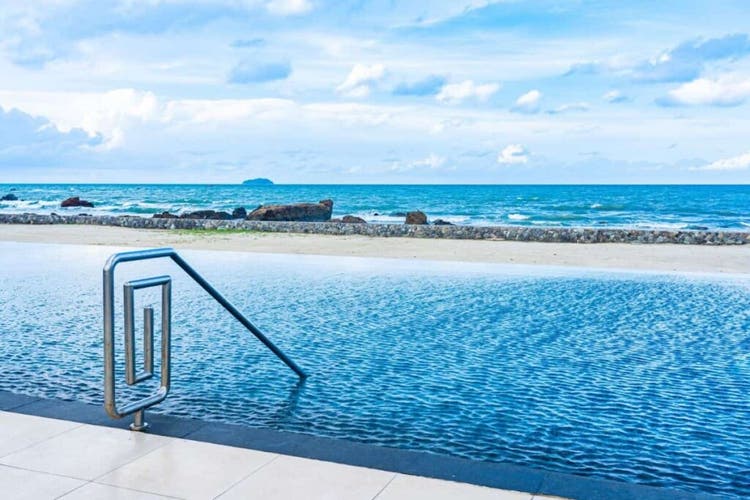 Kolam renang di pinggir pantai
