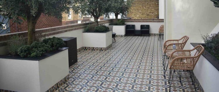 rumah dengan kursi di teras minimalis
