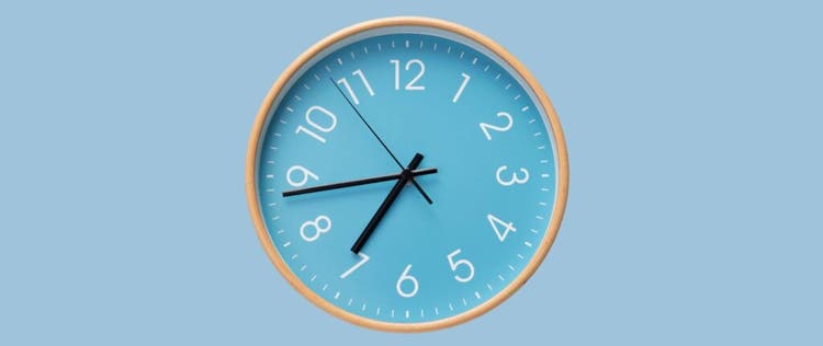 jam dinding di latar biru
