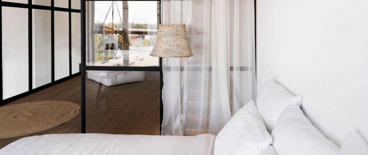 glass partition di kamar apartemen