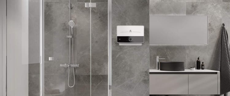kamar mandi modern dengan water heater ariston