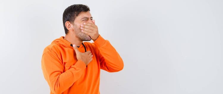 orang yang menutup hidung dan mulut karena gas