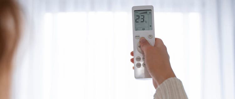 orang yang mengatur suhu 23°C