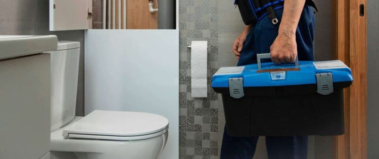 orang yang membawa alat ke kamar mandi untuk memeriksa kondisi WC