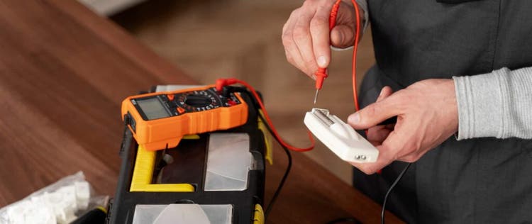 orang yang memakai alat penguji multimeter