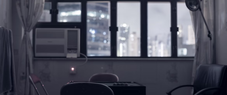 Ruang keluarga dengan window AC unit