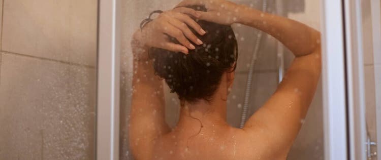 wanita mandi di bawah shower