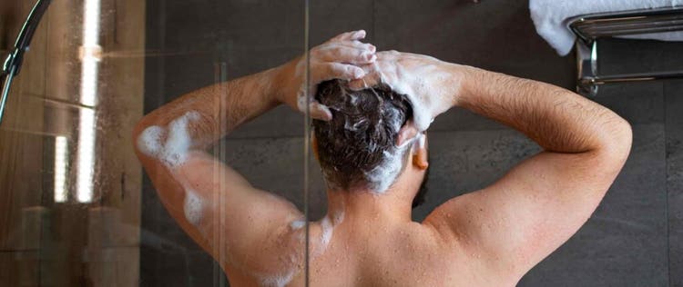 orang yang sedang mandi