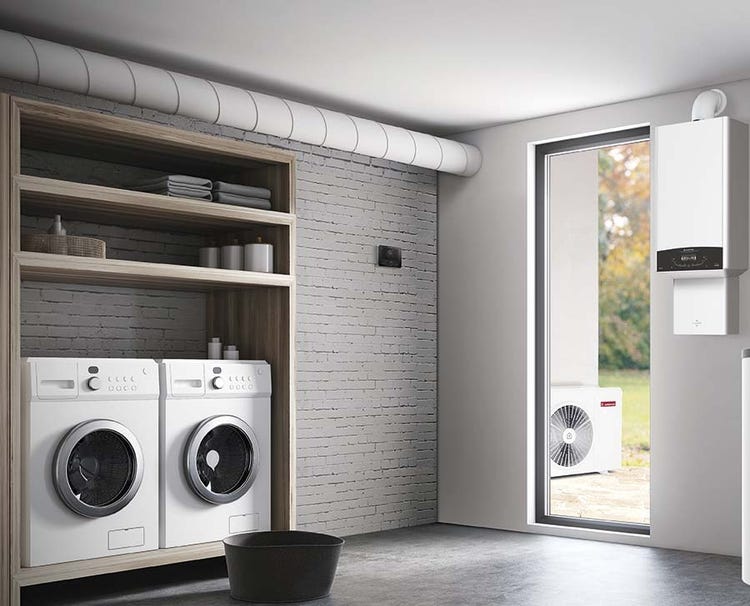 Genus One Hybrid Plus Net R32, system hybrydowy kocioł kondensacyjny z pompą ciepła i sterownikiem Sensys HD - instalacja w pomieszczeniu