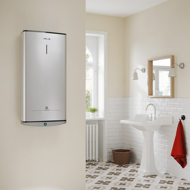 Boiler electric Ariston VELIS TECH montat pe perete in baie