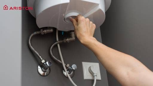 Giảm thời gian dùng bình nóng lạnh để tiết kiệm điện
