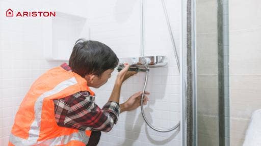 Vệ sinh bên ngoài bình nóng lạnh trước khi bảo dưỡng