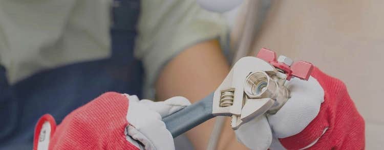 Lắp van an toàn với van xả trước khi lắp máy nóng lạnh