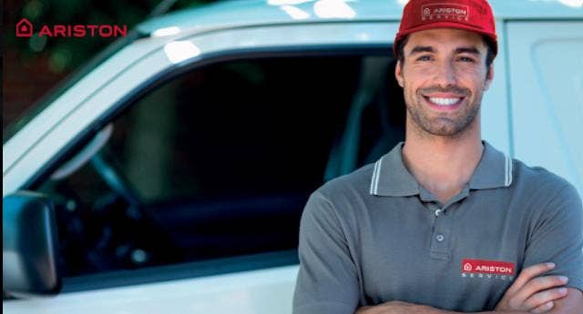 Kỹ thuật viên Ariston hỗ trợ tháo máy nước nóng an toàn và đúng kỹ thuật