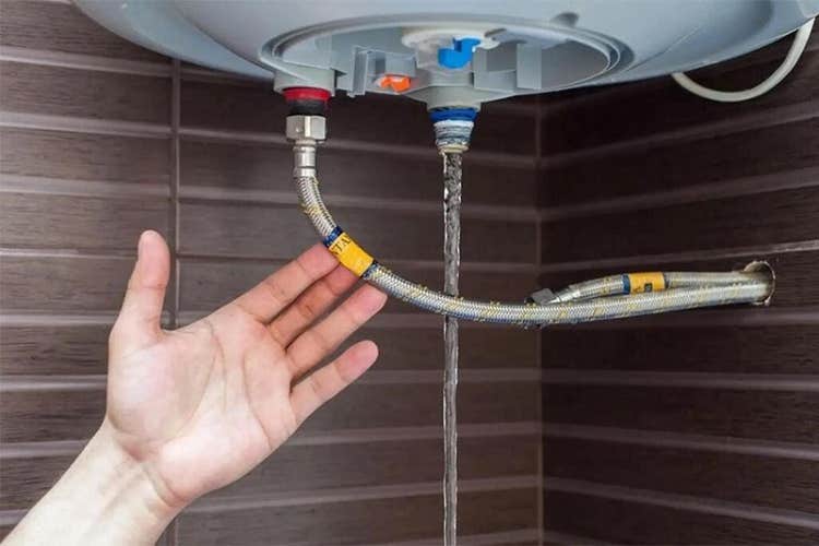 Xả hết nước trong bình nóng lạnh gián tiếp