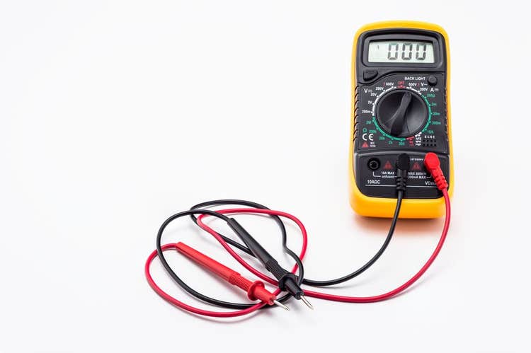 Cách kiểm tra bình nóng lạnh bị rò điện với bút thử điện