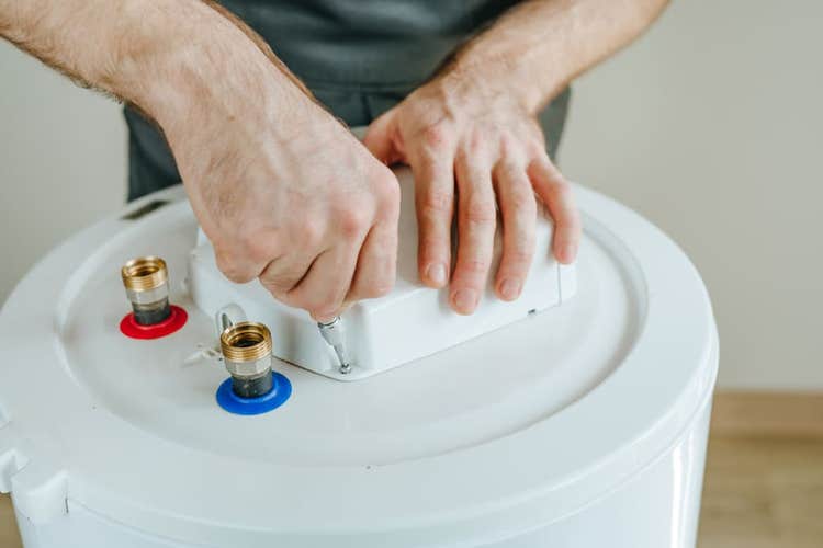 Cách sửa máy nước nóng không nóng bằng vệ sinh tẩy cặn