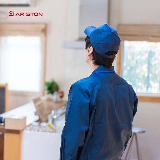 Kỹ thuật viên sửa máy nước nóng Ariston