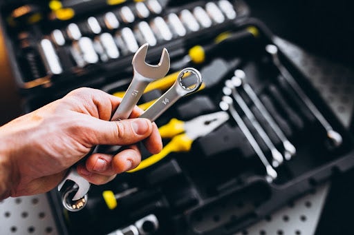 Sử dụng công cụ và thiết bị đúng cách